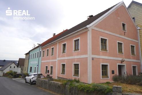 Geschichtsträchtiges Wohnhaus mit 8 Zimmer in Hirschbach