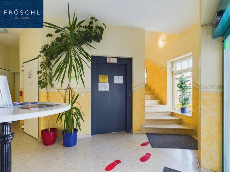 Eingangsbereich  mit Lift im EG