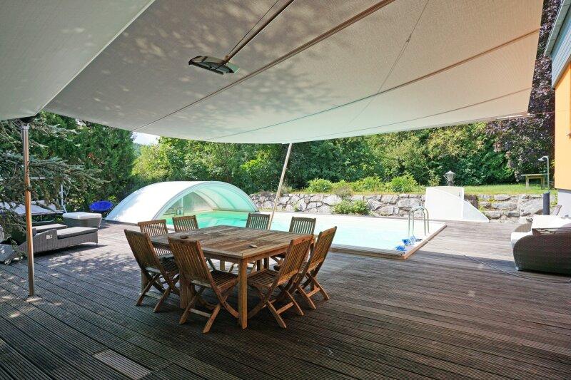 Poollandschaft mit Terrasse und groem Sonnensegel