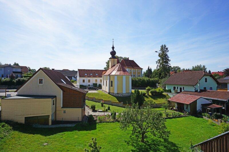 Ausblick von der Kche zur Ortskirche der Hl. Barbara und Sc