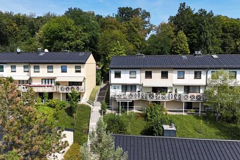 Reihenhaus an der Stadtgrenze mit Eigengarten, Garagenplatz und riesigem Gemeinschaftsgarten