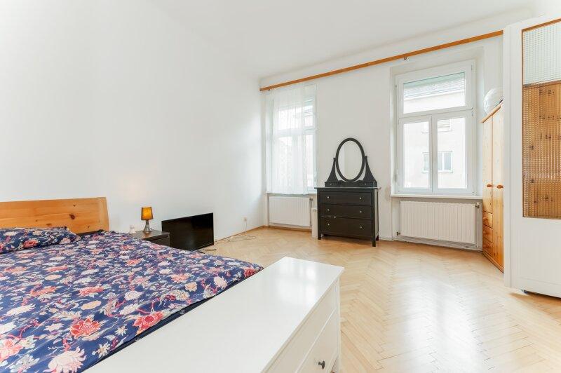 Gerumiges Schlafzimmer