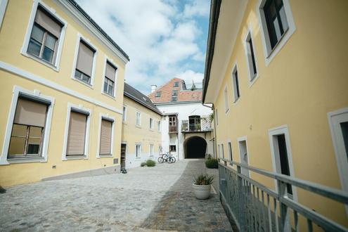 Stadtplatz - 5 Zimmer DG-Maisonette mit 2 Terrassen und Parkplatz