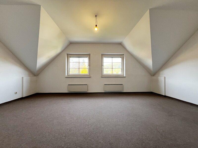 grozgiges Zimmer im Dachgescho