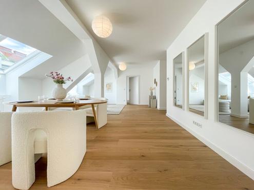 ERSTBEZUG NACH GENERALSANIERUNG: klimatisierte 3-Zimmer-DG-Wohnung mit hofseitiger Terrasse nahe U3 Linie