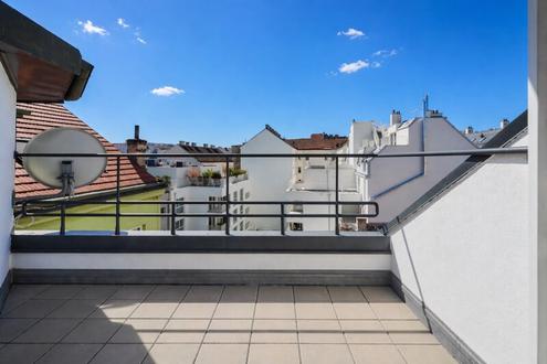 ERSTBEZUG NACH GENERALSANIERUNG: klimatisierte 3-Zimmer-DG-Wohnung mit hofseitiger Terrasse nahe U3 Linie