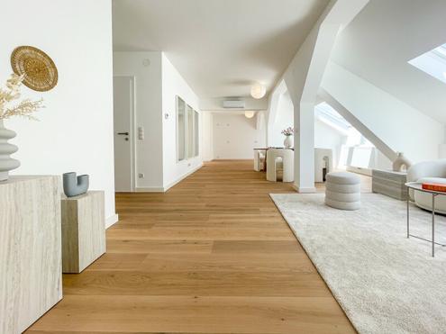 REVITALISIERTES ZINSHAUS: generalsanierte 3-Zimmerwohnung im klimatisiertem DG