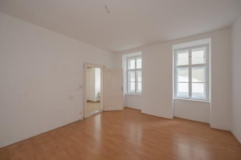 ++NEU++ Sanierungsbedürftige 2-Zimmer Altbau-Wohnung mit Balkonoption in zentraler Lage!