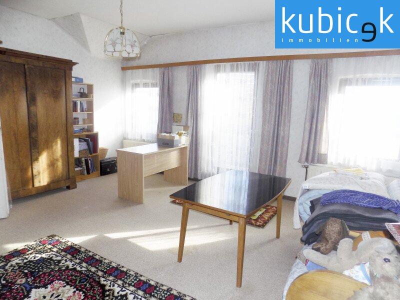 Zimmer im DG mit Ausgang zum Balkon