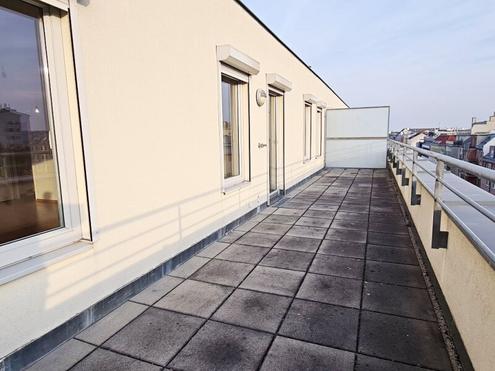 UNBEFRISTET, TERRASSENHIT, klimatisiertes 94 m2 Dachgeschoß mit 57 m2 Terrasse, Wohnküche, 2 Zimmer, Wannenbad, Parketten