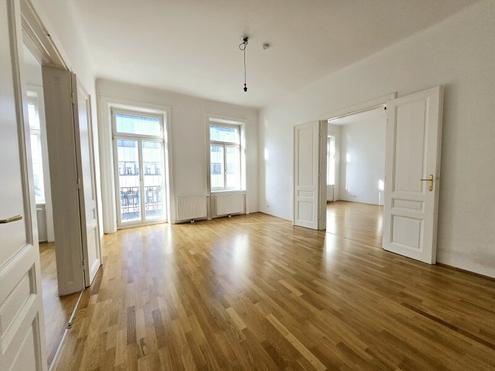 Unbefristet! Traumhafte Altbauwohnung am Spittelauer Platz: 4 Zimmer, 2 Badezimmer und Balkon