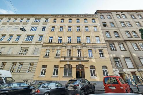 Sanierungsbedürftige Altbau-Wohnung in begehrter Lage