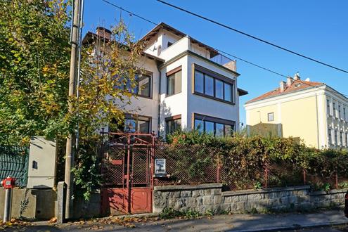 Gründerzeit-Villa aus 1901 mit PV-Anlage, Schwimmhalle und Sauna im Klosterneuburger Zentrum