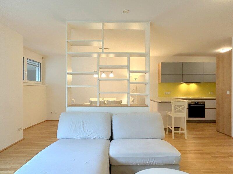 Wohnzimmer mit Raumteiler
