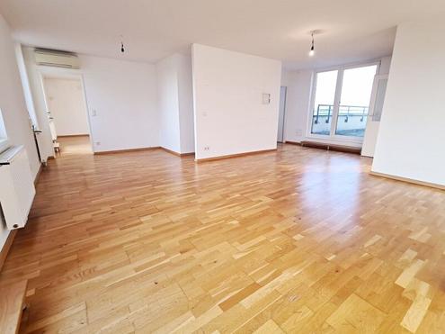 DACHGESCHOSS, UNBEFRISTET, klimatisierte 94 m2 Neubau mit 57 m2 Terrasse, Wohnküche, 2 Zimmer, Wannenbad, Parketten, Holbeingasse