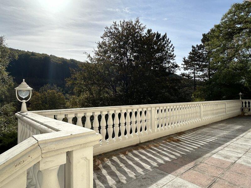 Groe Terrasse vom Sden aus
