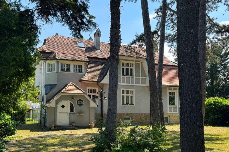 Westansicht vom Vorgarten aus