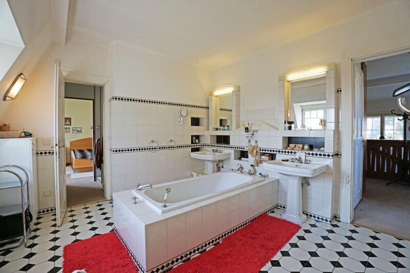 groes Badezimmer mit Wanne, 2 Waschtischen und separatem WC