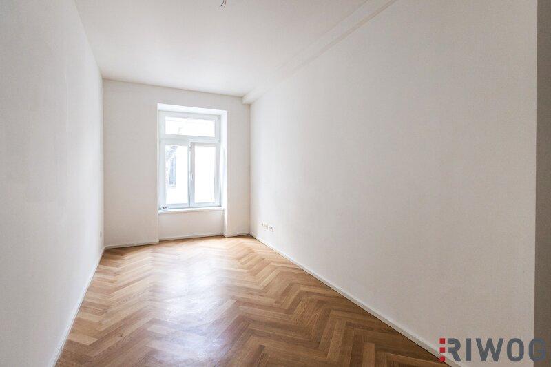 Arbeitszimmer unm�bliert