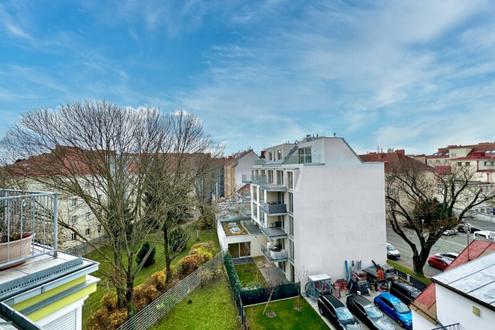 Loftartige Dachgeschoßwohnung mit Terrasse