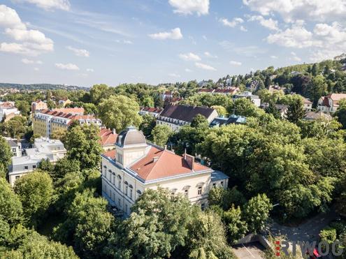 WOHNEN WIE IM SCHLOSS | Stilaltbauwohnung mit ca. 173m², 5 Zimmern & 4,40m Raumhöhe | ca. 12m² Balkon geplant & Parkplatz | sanierungsbedürftig