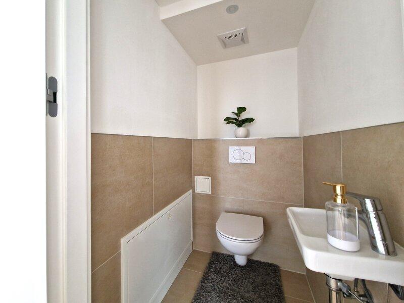 separates WC