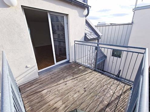 WASAGASSE, FERNBLICK, sonniges 92 m2 Dachgeschoß mit 6 m2 Balkon, 3 Zimmer, Wohnküche, 2 Bäder, Parketten, Hofruhelage