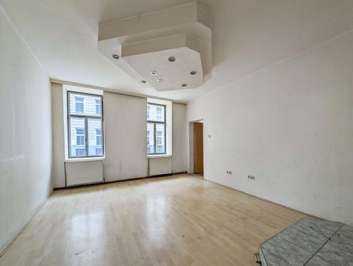 ++Q16++ 4-room flat in an old building with lots of potential on the ground floor