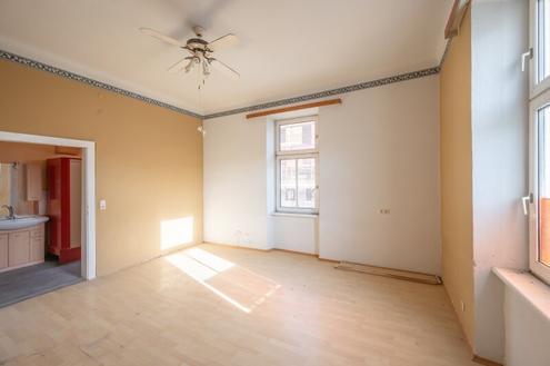 ++Q18++ Renovation-required 2.5-room old building flat with great conversion potential