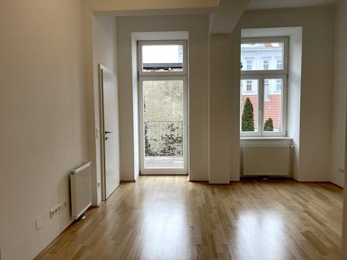 ALTBAUWOHNUNG MIT HOFSEITIGEM BALKON: 3 Zimmer inkl. Küche