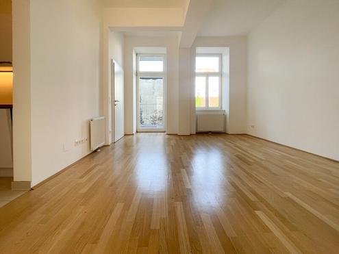 ALTBAUWOHNUNG MIT HOFSEITIGEM BALKON: 3 Zimmer inkl. Küche