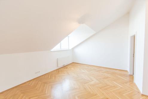 2-Zimmer Dachgeschoss Wohnung mit wunderschönem Ausblick auf die Keplerkirche