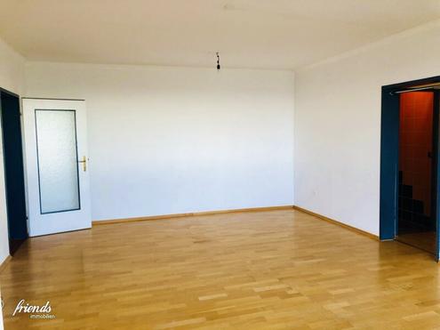 4-Zimmer-Wohnung mit Loggia und Stellplatz!