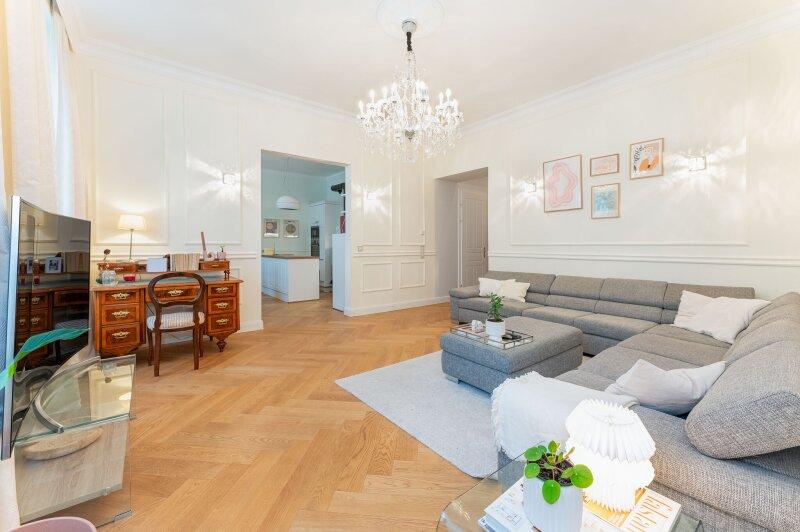 Lichtdurchflutetes Wohnzimmer