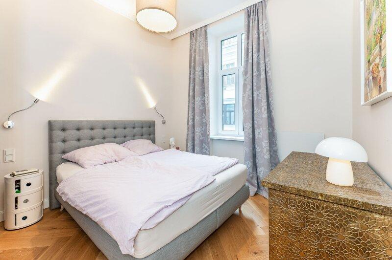 Stilvolles Schlafzimmer betretbar ber Vorraum