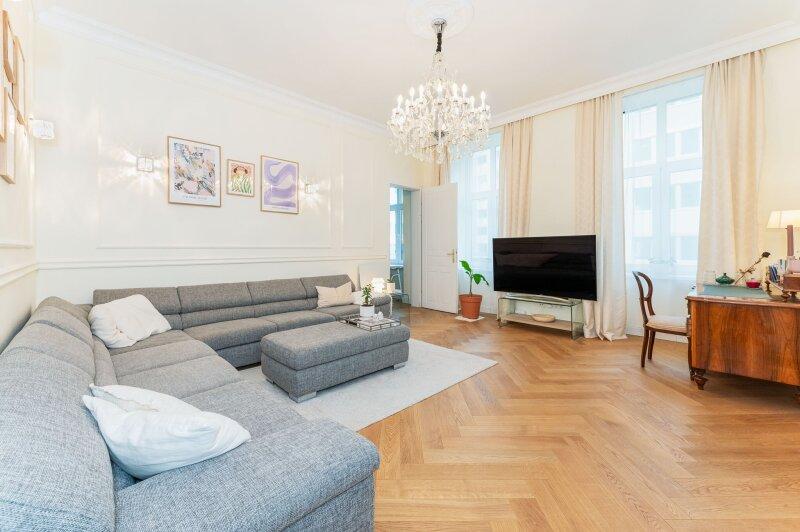 Grozgiges Wohnzimmer mit verspieltem Stuck