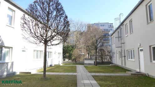 Rotenmühlegasse: Vermietet bis 30.06.2027 - Grünruhelage Innenhof-Single-Maisonettewohnung inklusive Garagenplatz