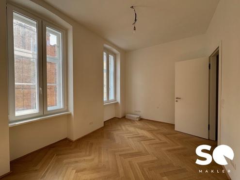 #SQ - ERSTBEZUG: 2-ZIMMER-ALTBAUWOHNUNG MIT TERRASSE UND BALKON IN RUHELAGE!