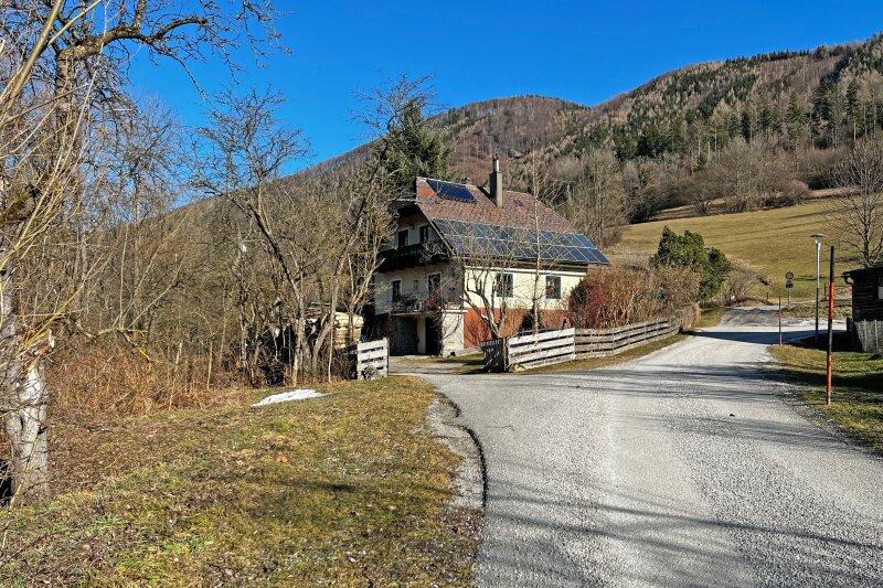 straenseitige Grundgrenze von Sdwesten kommend