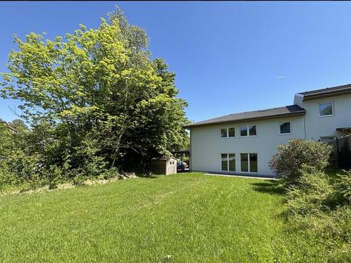Doppelhaushlfte mit 5 Zimmern und groem Garten - Luftwrmepumpe - 2 Stellpltze und Einbaukche inklusive