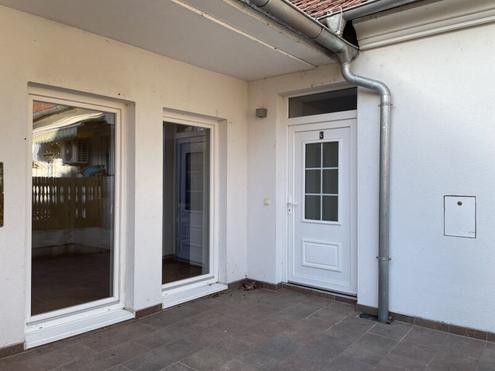 BEZAUBERNDE 2-ZIMMER-WOHNUNG MIT TERRASSE UND CARPORT!