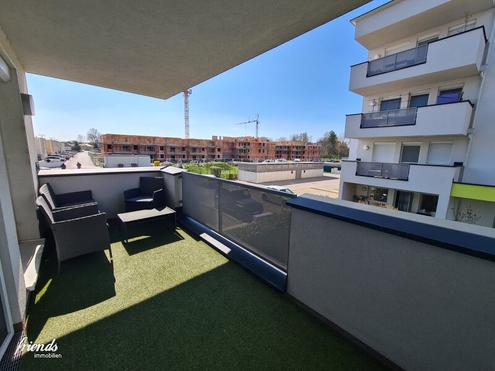 Sofort beziehbar! Neubauwohnung mit neuer Küche, 10m2 Balkon, Parkplatz und Grünblick - Fernwärme