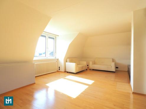 CHARMANTE 3-ZIMMER-DACHGESCHOSSWOHNUNG MIT DACHTERRASSE UND GRÜNBLICK