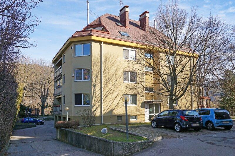 Hausansicht von Sdwesten mit Zufahrt zum Parkplatz