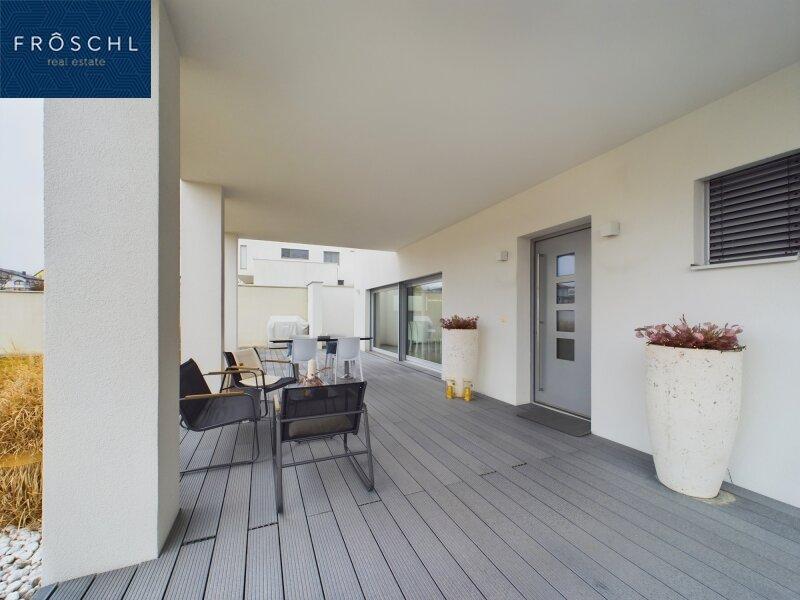 Terrasse u. Eingang EG - Ansicht 1