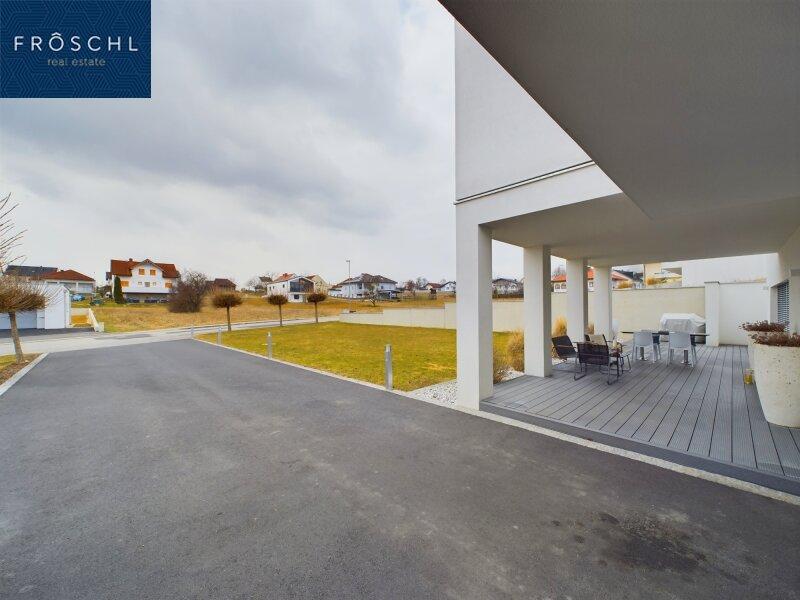 Ansicht Zufahrt und Terrasse
