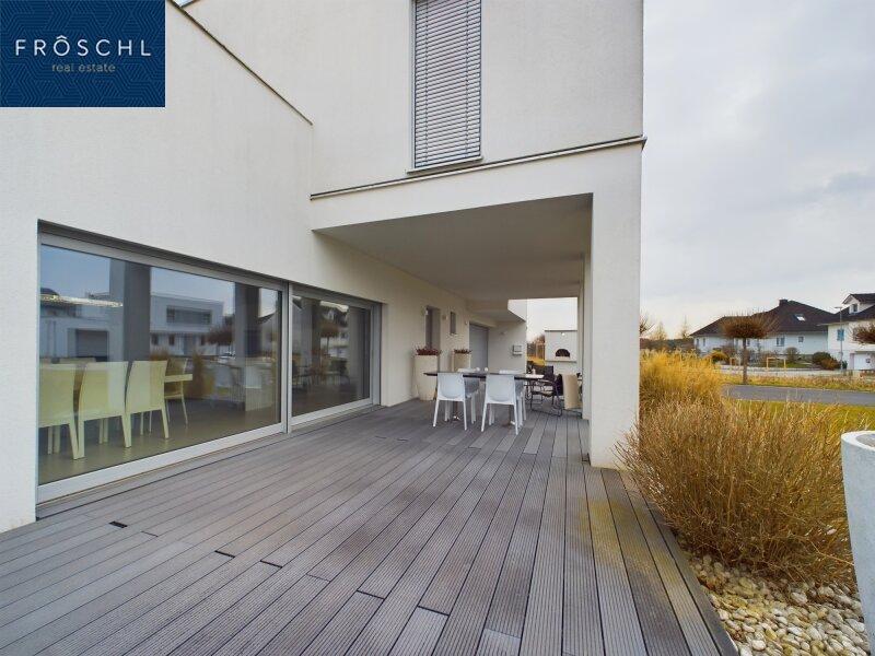 Terrasse u. Eingang EG - Ansicht 2