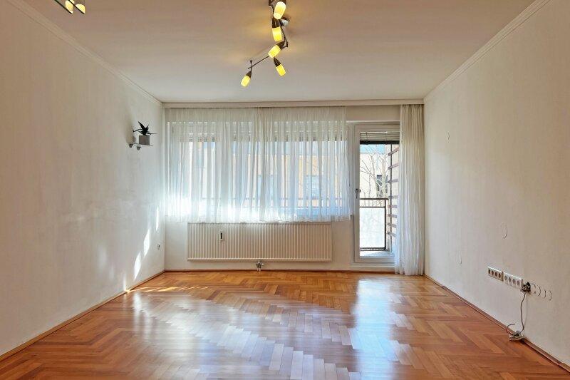 Wohnzimmer mit Ausgang auf die Sdloggia