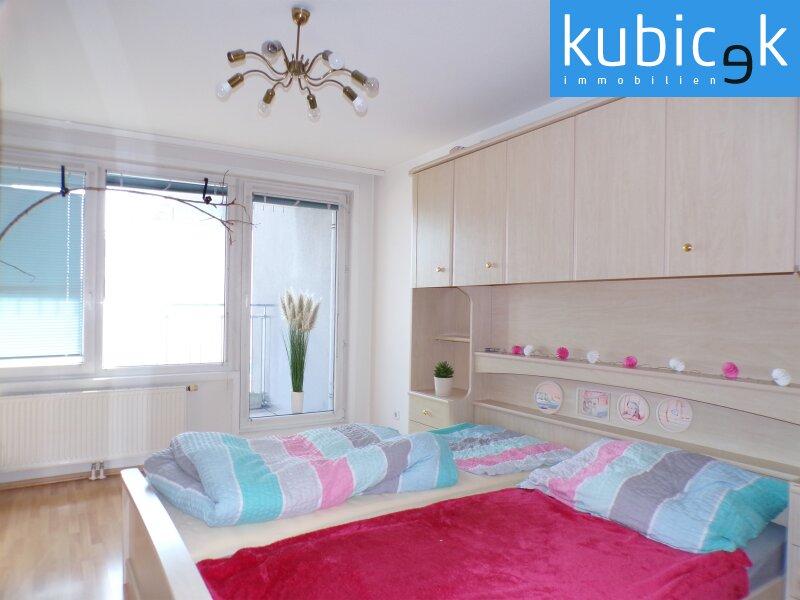 Schlafzimmer mit Ausgang auf den Balkon