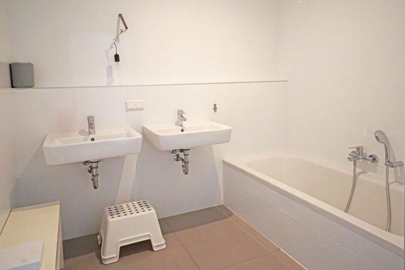 1.DG Bad mit Doppelwaschbecken und Wanne